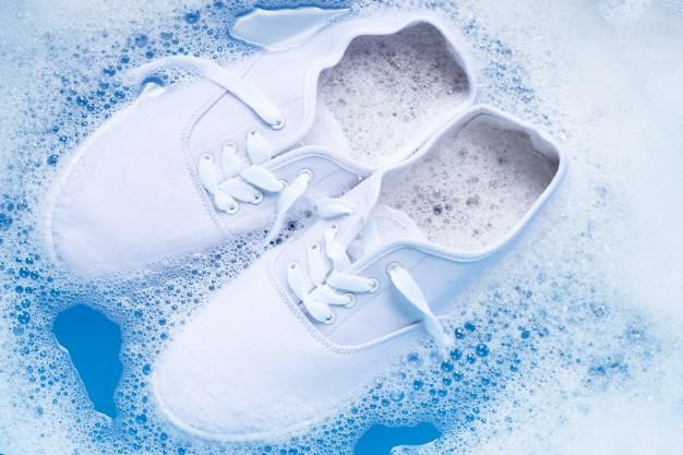 تمیز کردن کفش سفید با محلول آب و صابون